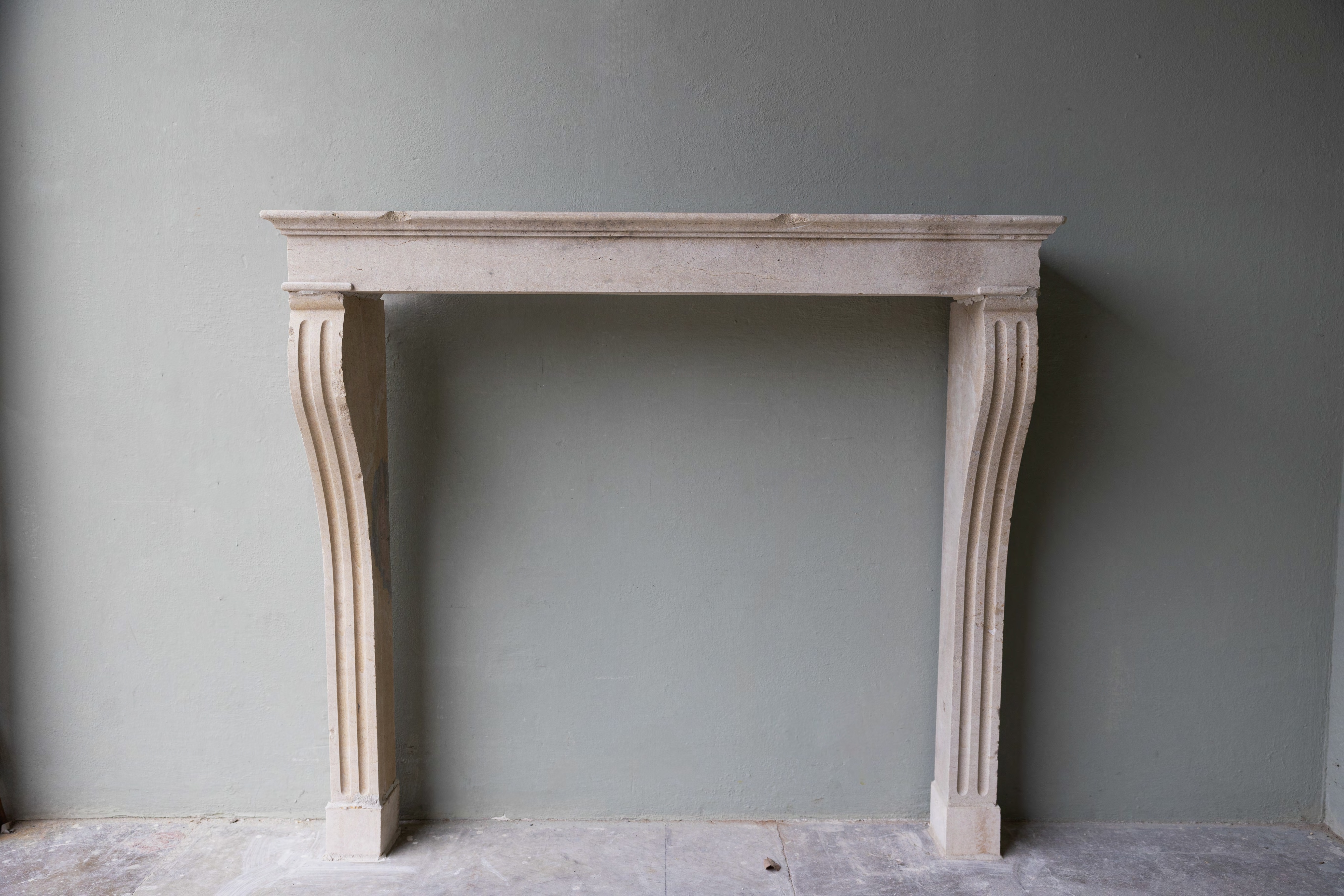 Petite late 19th c. Cheminee from a Maison de Ville in Cavaillon, France